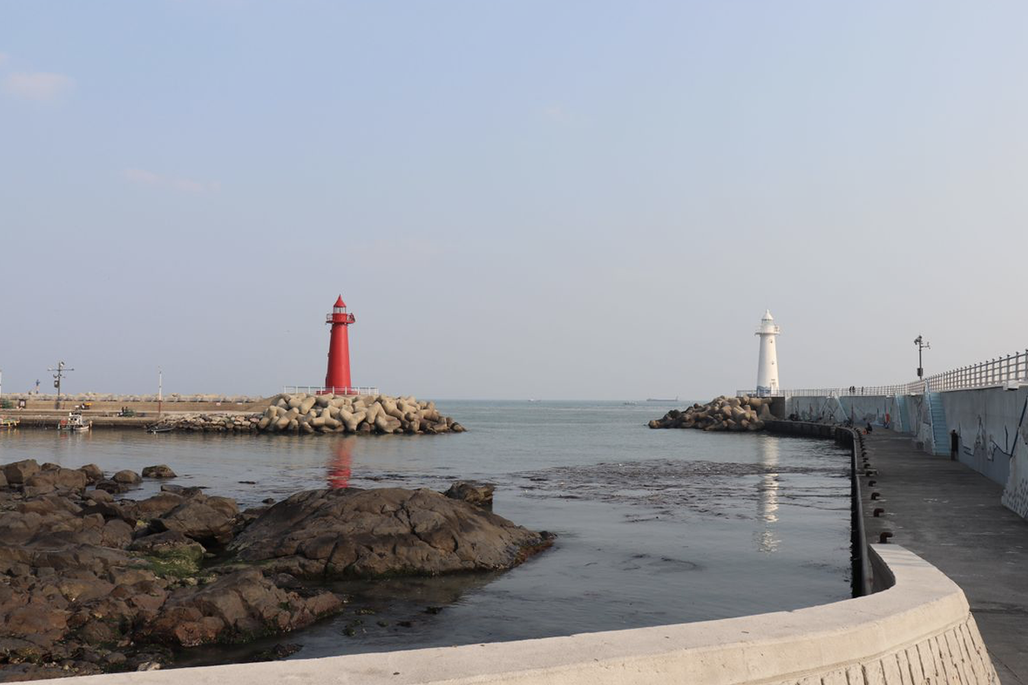 青沙浦的雙塔燈塔，紅色與白色燈塔，美麗的海岸景觀。