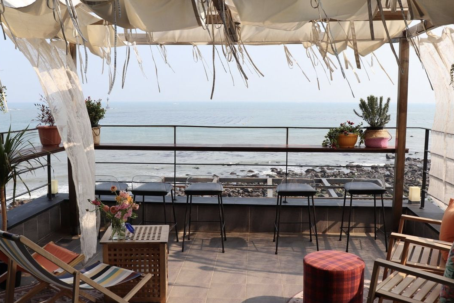 青沙浦屋頂咖啡店座位，享受大海風光與醇香咖啡。