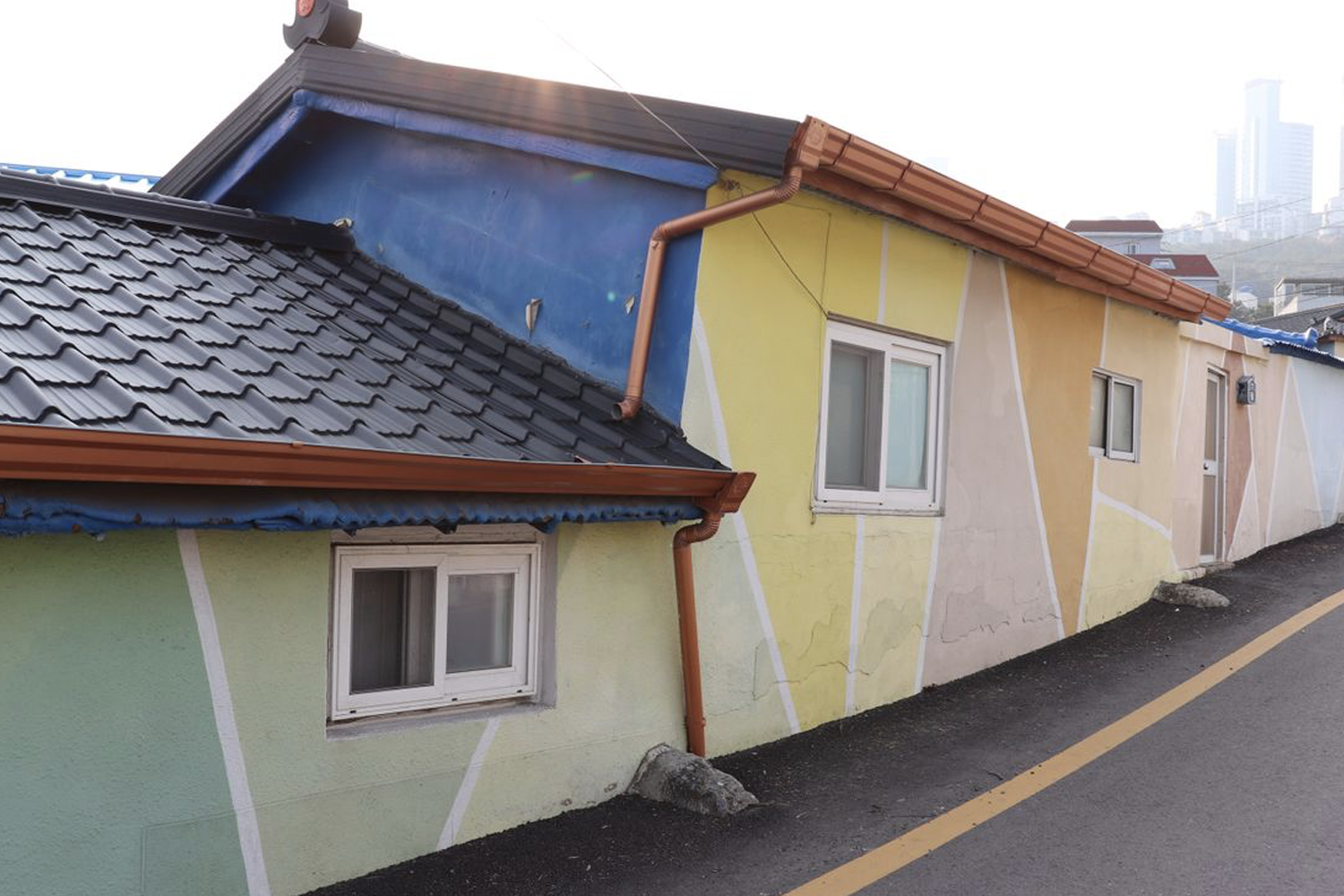 彩色房屋牆面，青沙浦壁畫村吸引遊客的藝術之美。