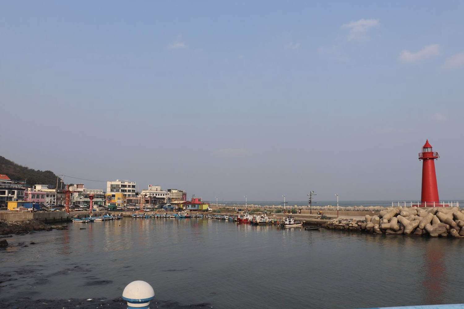 青沙浦燈塔附近的海岸風景，海浪拍打岸邊，燈塔俯瞰海洋。