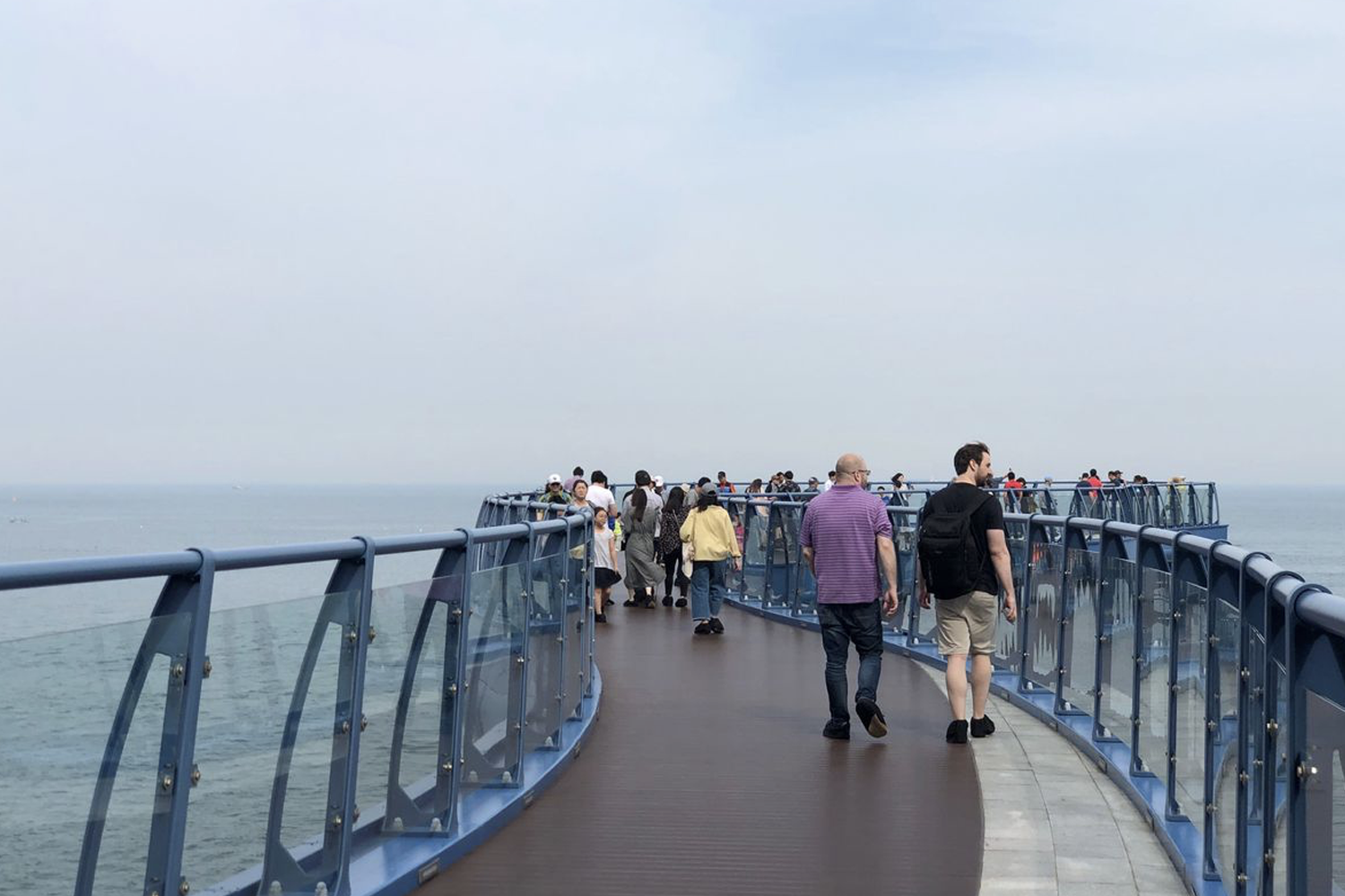 青沙浦天空步道上的漫步者，享受海風與壯闊視野。