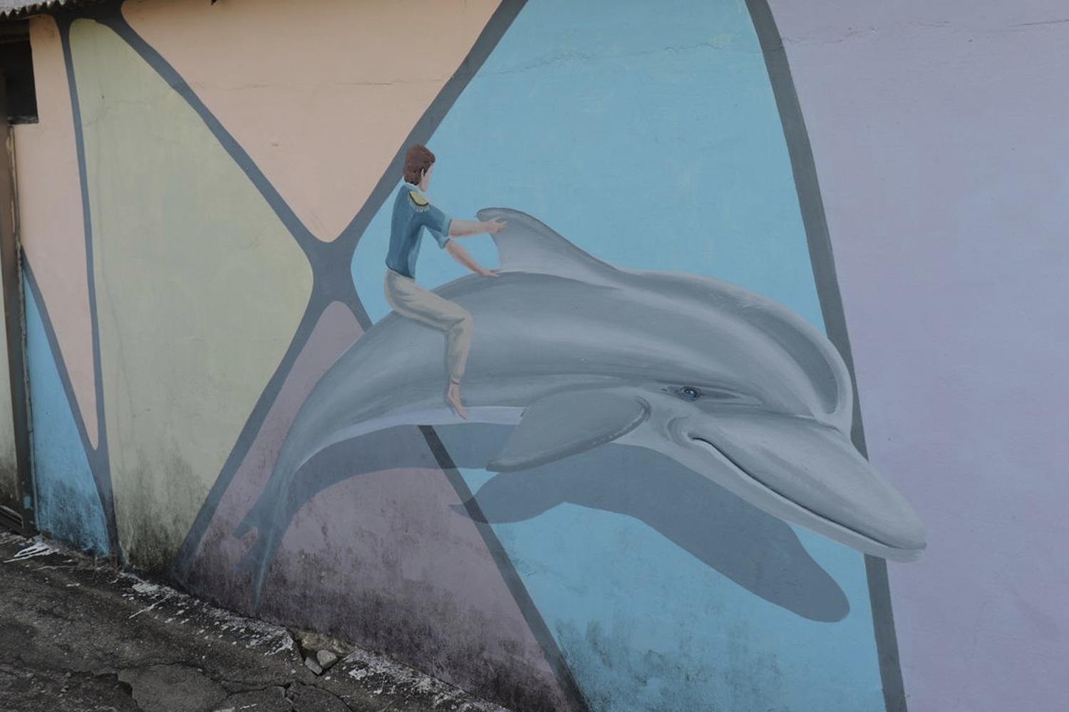 青沙浦壁畫村的警察局塗鴉，牆面藝術和公共設施的結合。