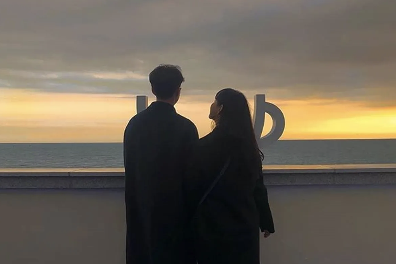 青沙浦咖啡廳內飾，感受寧靜海景與現代氛圍。