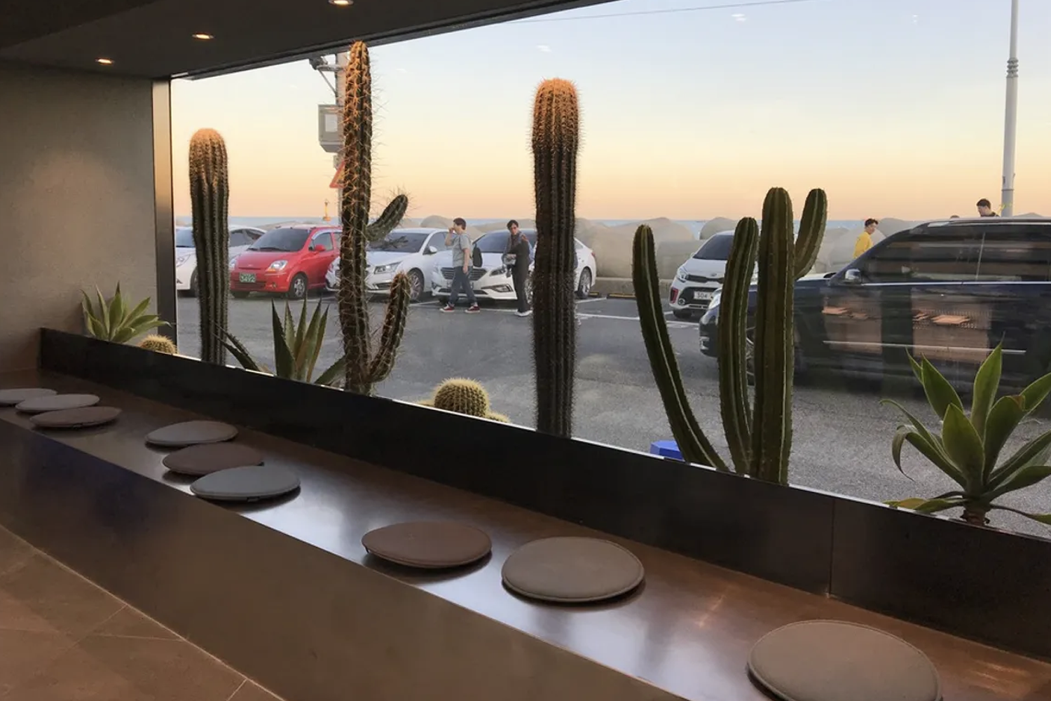 青沙浦H.US Coffee店，現代設計的咖啡館。