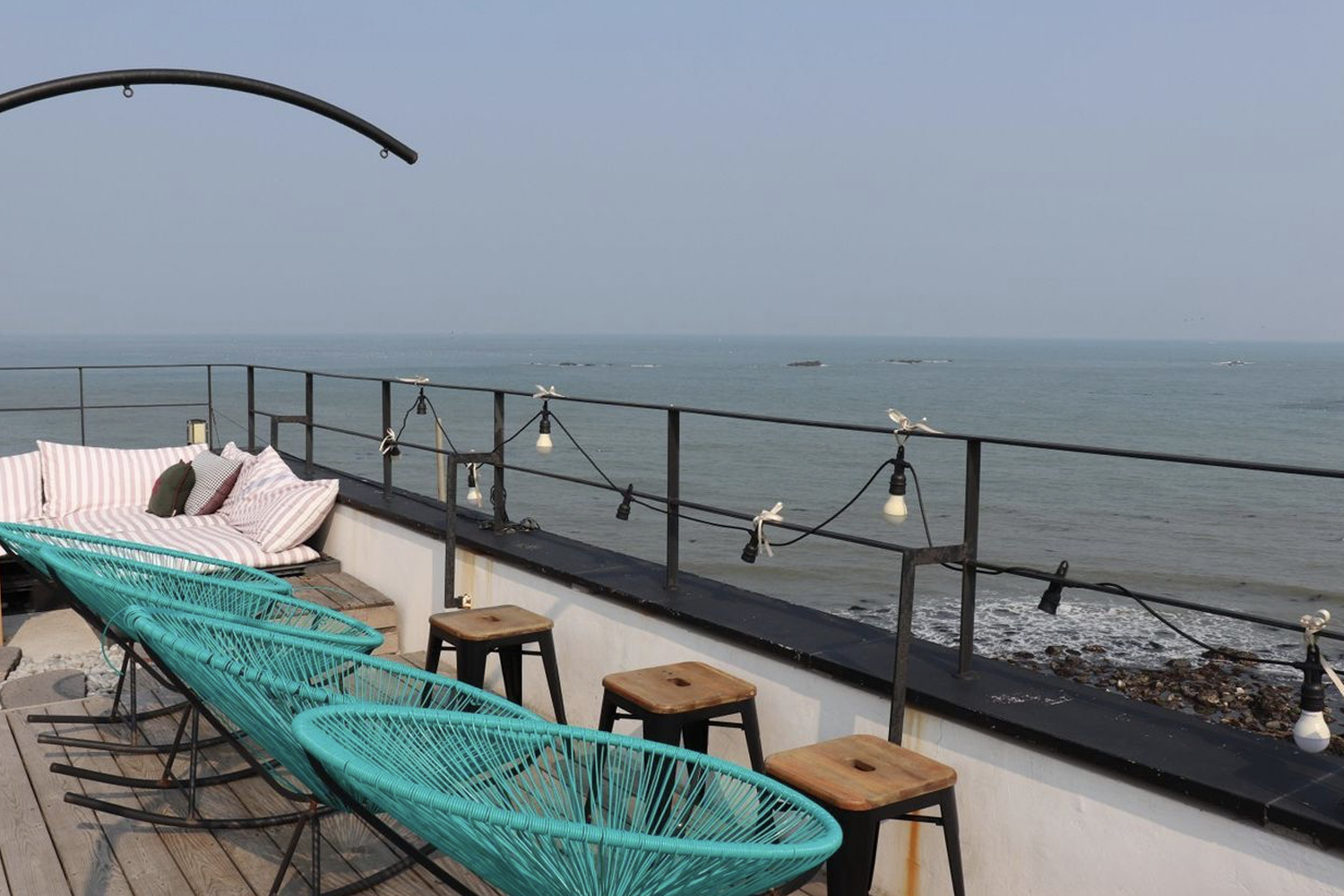 青沙浦屋頂咖啡廳露台，面向大海的舒適座椅。