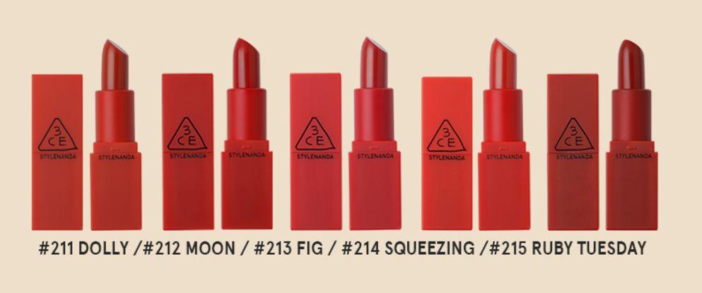 展示3CE红色系列五种色号的口红排放一列