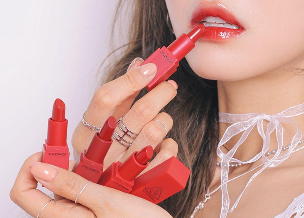 女士涂抹3CE红色系列口红，唇色艳丽