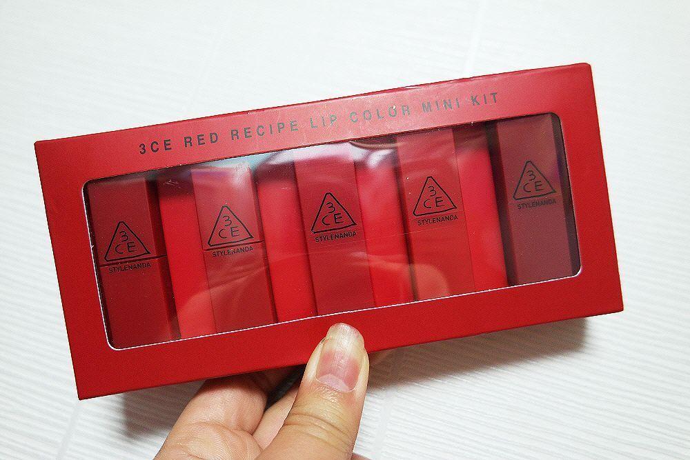 展示3CE红色系列口红盒子前部细节