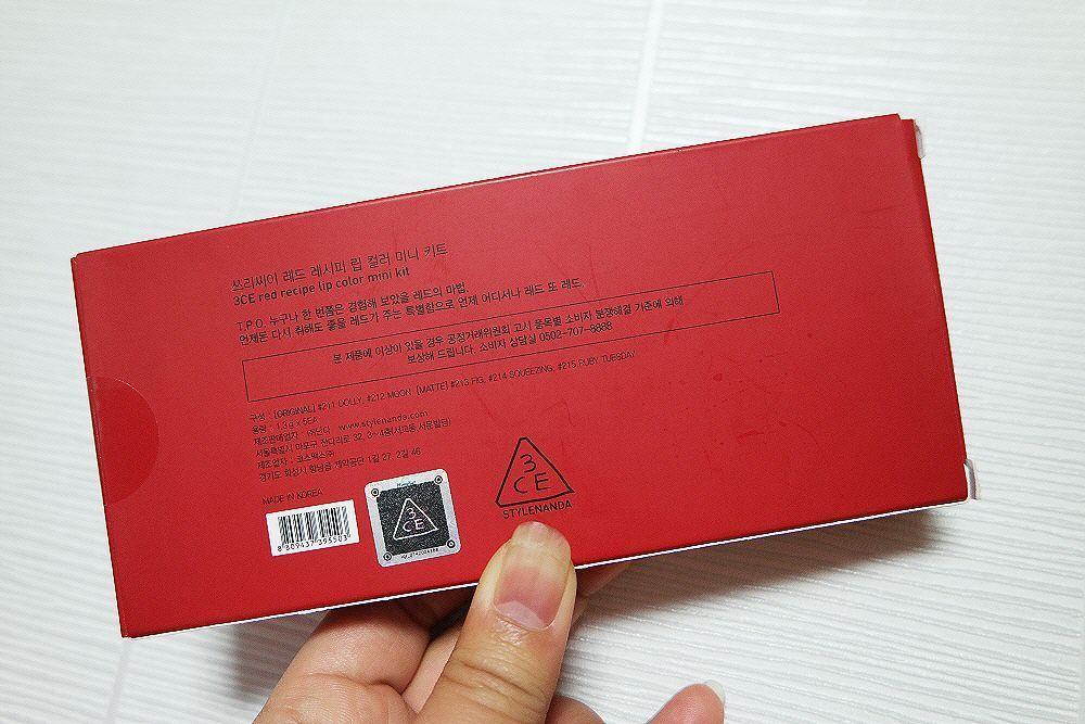 展示手拿3CE红色系列口红套装的女性手部