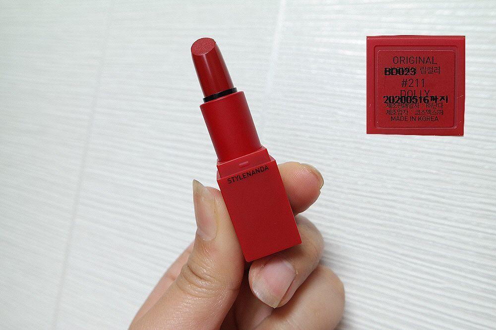 3CE红色系列口红色号212的涂抹效果展示