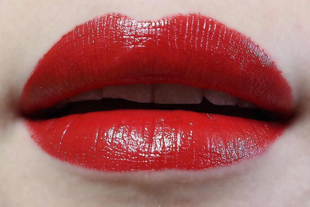 展示3CE红色系列口红色号213的色调效果