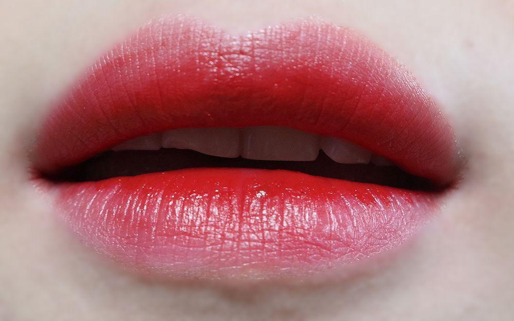 3CE红色系列口红色号213的唇上效果展示