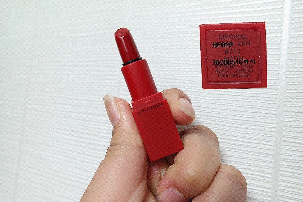 3CE红色系列口红色号214唇膏涂抹效果