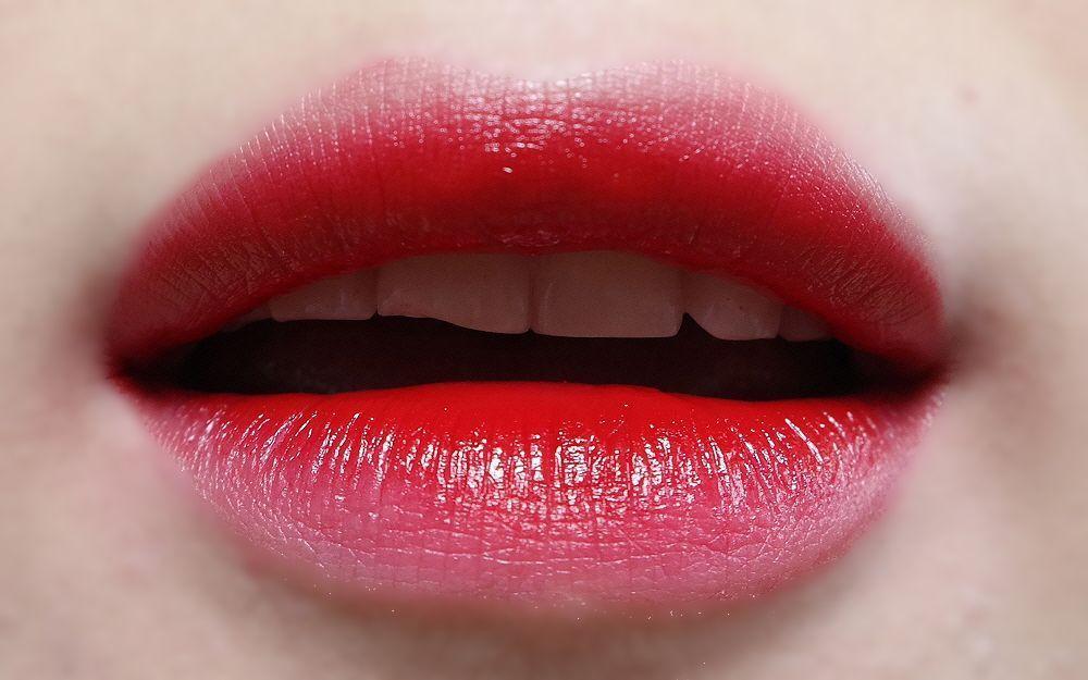 展示3CE红色系列口红色号215的效果