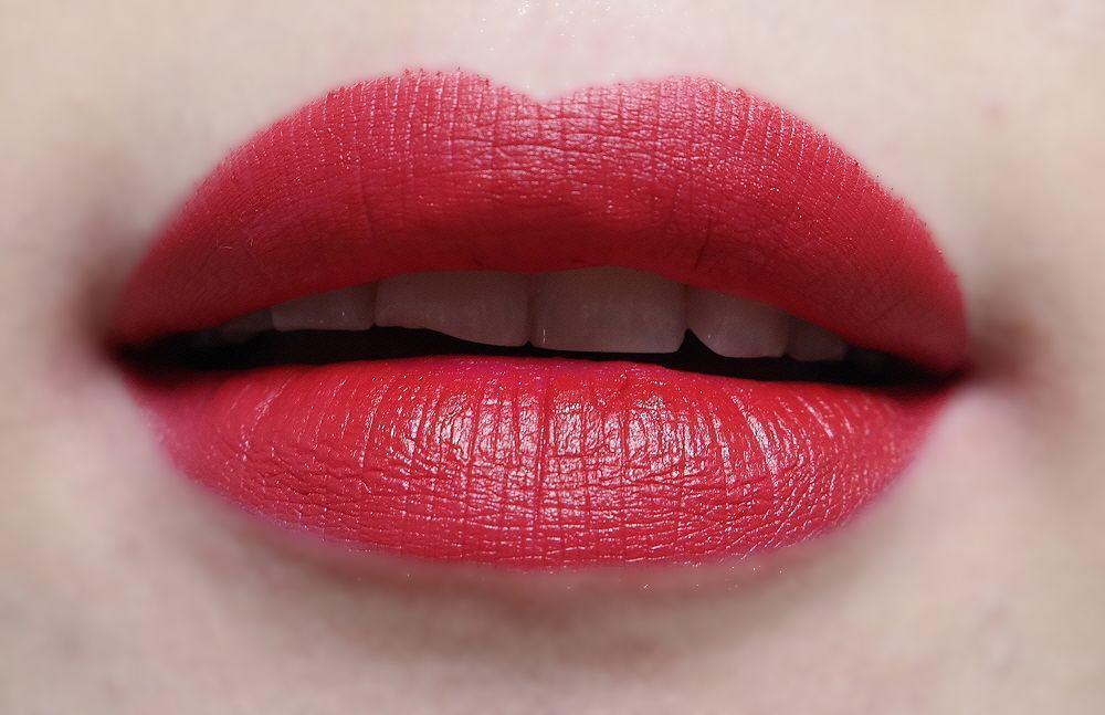 袖口展示3CE红色系列口红色号在唇上的效果