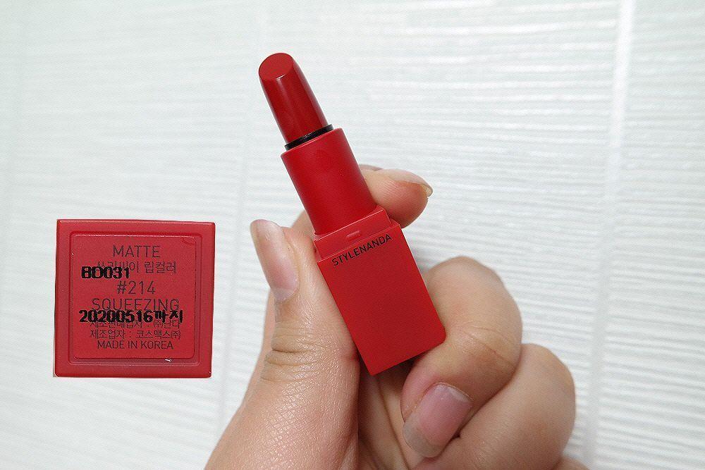 3CE红色系列口红色号215的唇膏涂抹效果