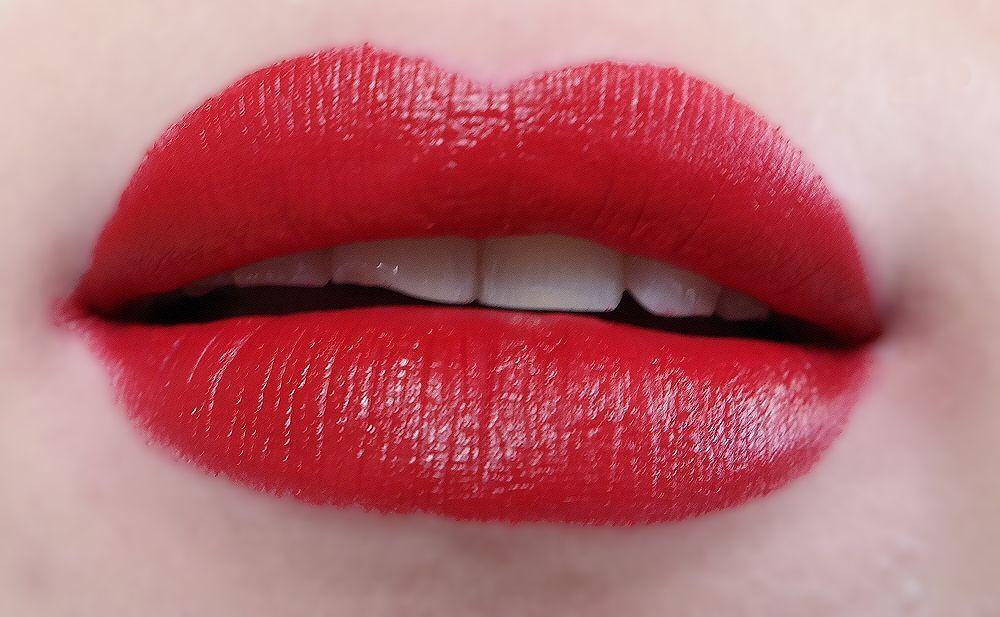 展示3CE红色系列口红色调在手部的效果