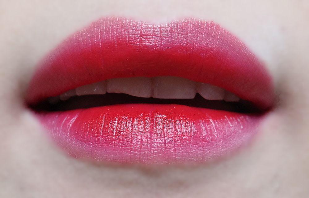 粉色背景上展示的3CE红色系列五只口红