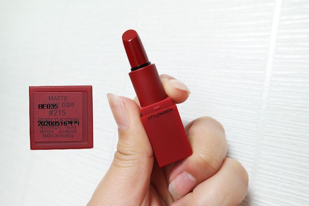 展示3CE红色系列口红色号212的涂抹效果