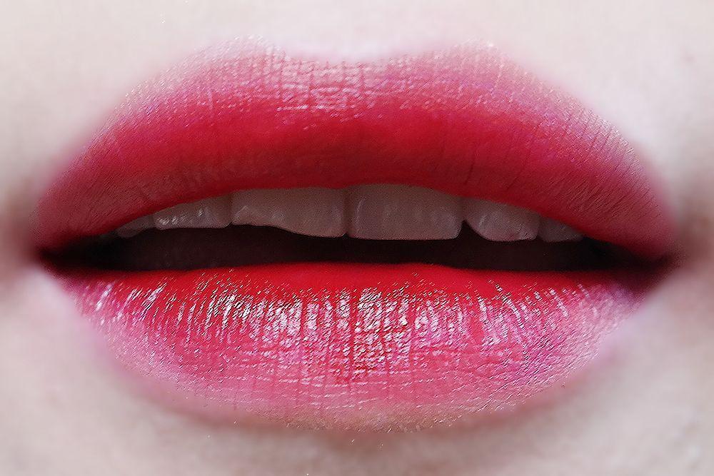 展示3CE红色系列口红的包装与涂抹效果