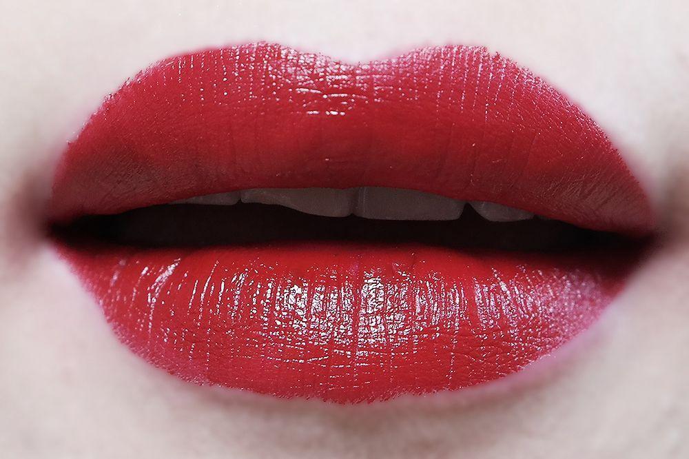 展示手上涂抹的3CE红色系列口红色号