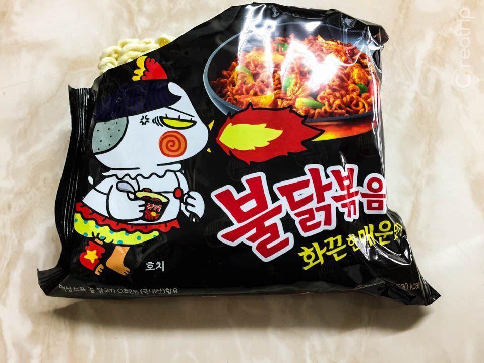 韓國人最愛的辣炒雞麵包裝，鮮豔的顏色和可愛的角色設計吸引眼球，辛辣美味的泡麵，適合喜愛辣味的食客。