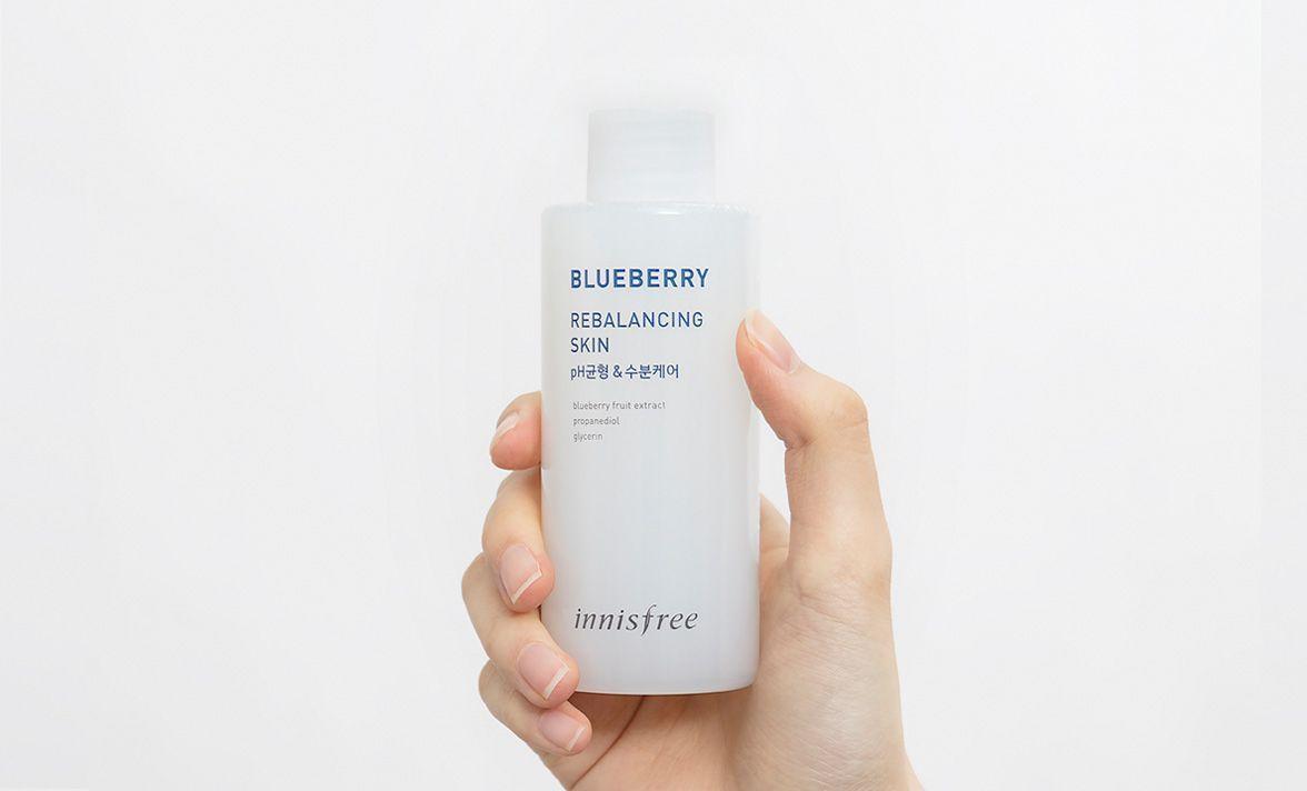 Innisfree蓝莓再平衡护肤水产品图片，手持150ml透明瓶展示品牌的简约设计。