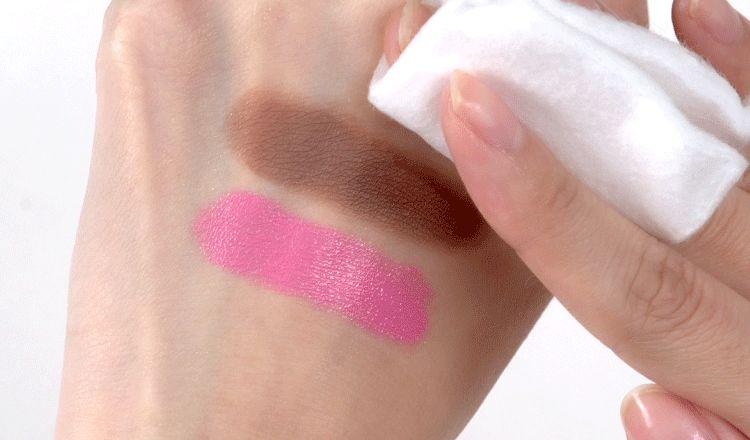 手部演示Innisfree卸妆液的使用效果，展现产品卸妆能力的对比。