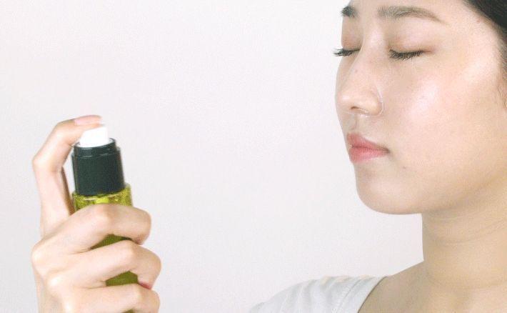 使用Innisfree橄榄喷雾的过程展示，细腻喷雾形成均匀覆盖。