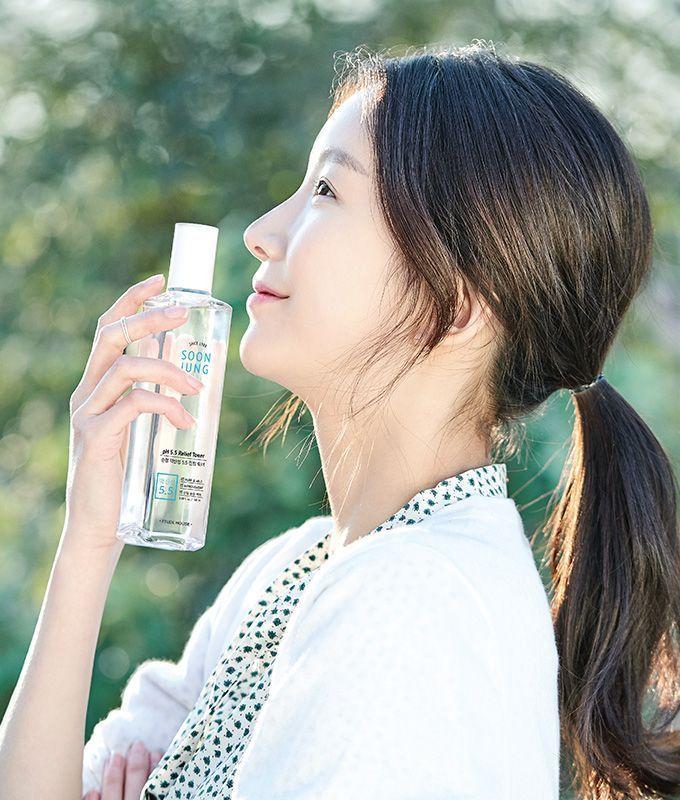 户外使用护肤水的美女，体现产品对健康肤色的自然呵护。