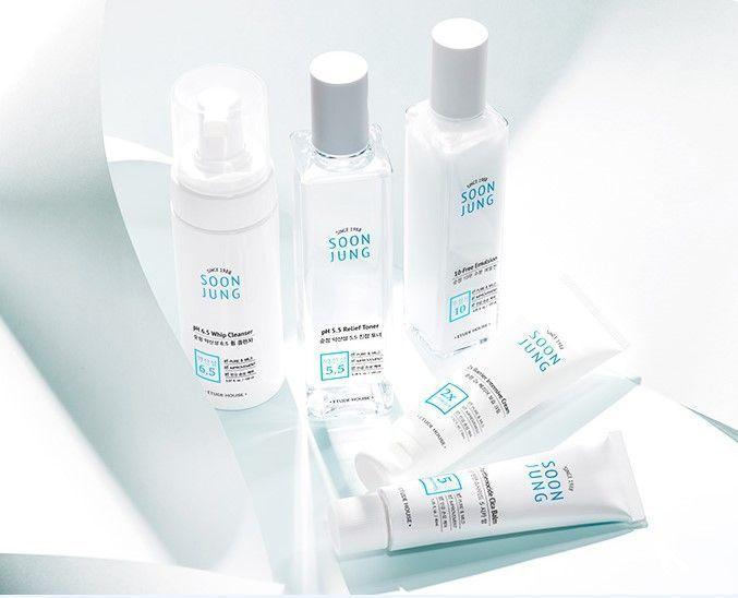 Etude House纯净弱酸性护肤水与相关系列产品展示，呈现一致性护肤方案。