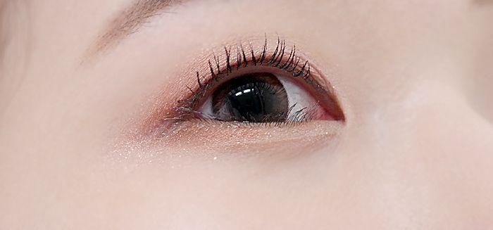 使用Etude睫毛定型液后，展示自然纹理的长睫毛。