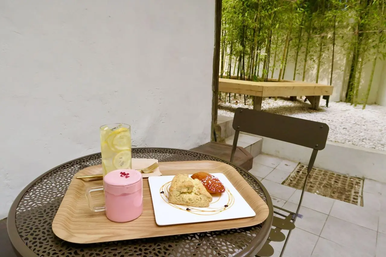 室外露台上的咖啡和甜點，韓式傳統風格的寧靜庭院環境，享受悠閒的下午時光。