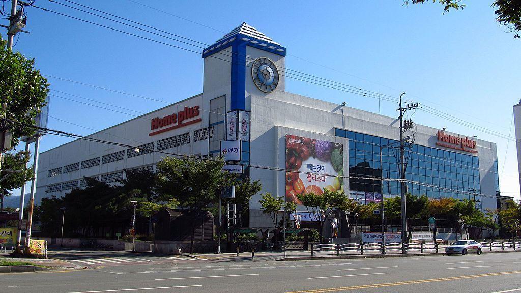 Außenansicht von Homeplus: Ein weiterer großer koreanischer Supermarkt.