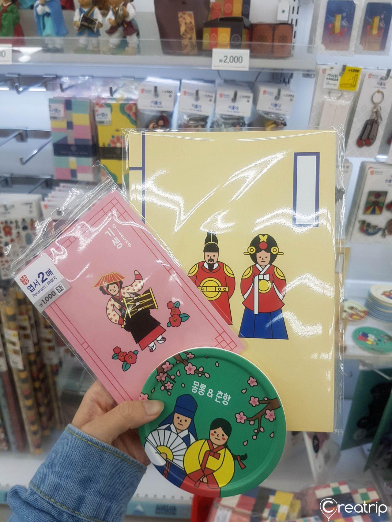 เครื่องเขียนและที่รองแก้วลายดั้งเดิมของเกาหลีที่ร้าน Daiso ในเกาหลี