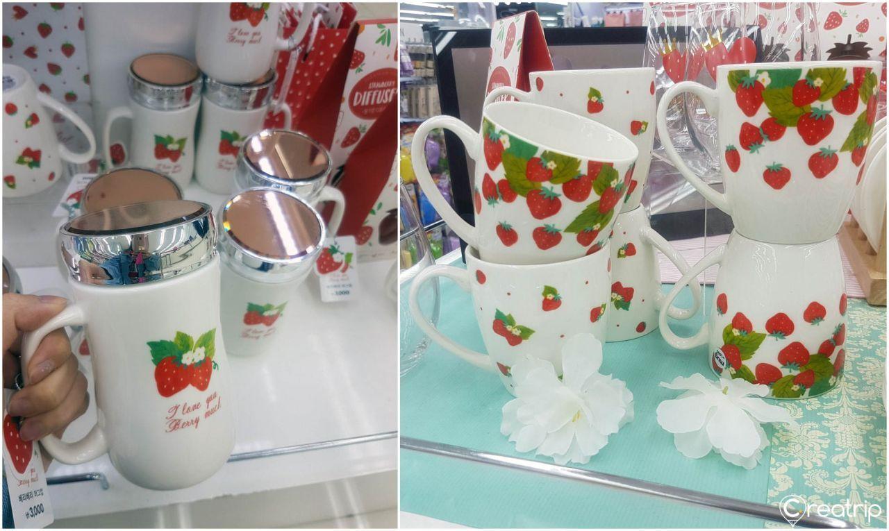 แก้วน้ำลายสตรอเบอร์รี่น่ารักที่ร้าน Daiso เกาหลีที่เหมาะสำหรับดื่มนมหรือชา