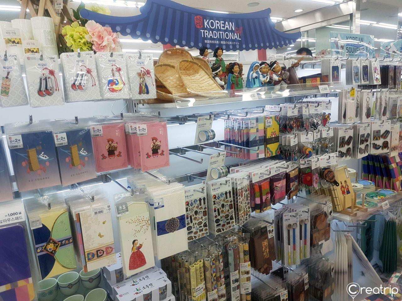 ร้าน Daiso เกาหลีมีของที่ระลึกแบบดั้งเดิมมากมายพร้อมเครื่องเขียนที่ออกแบบพิเศษ