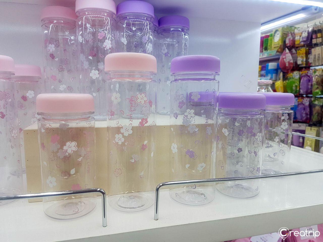 แก้วพลาสติก Daiso เกาหลีพร้อมลายดอกซากุระสำหรับติดตามกระแสนิยม