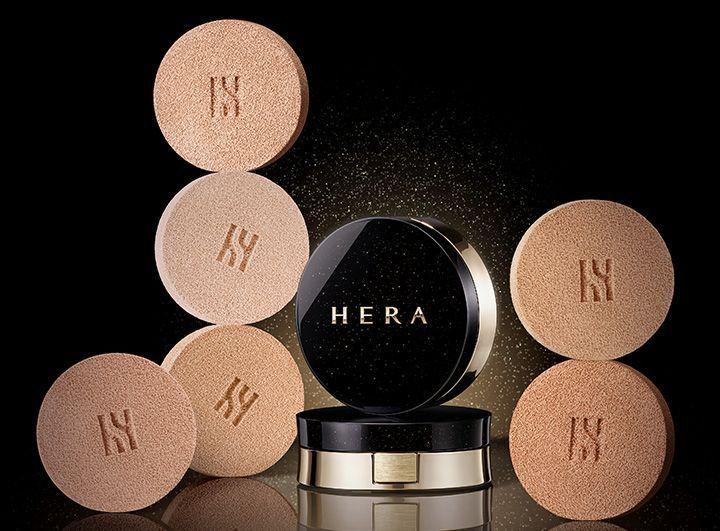 HERA black cushion displayed with powder-filled sponges, showcasing its versatile shades.
