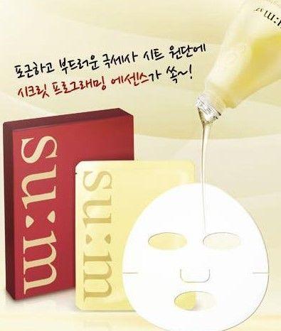 SU:M37 Secret Programming Mask receiving essence, promoting deep nourishment and hydration.