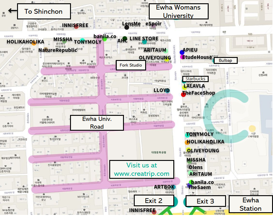 Mapa del Distrito Comercial de Ewha en Seúl mostrando las rutas y ubicaciones clave como Innisfree, Missha, y la estación de Ewha para guiar a los turistas hacia diferentes tiendas y puntos de interés.