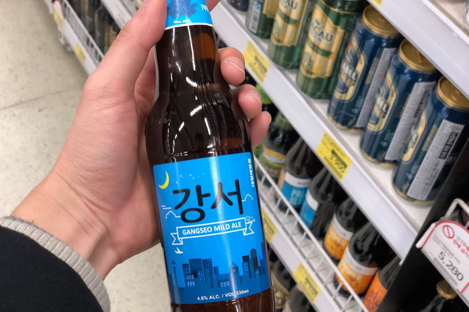 在韓國超市展示的江西啤酒，適合收藏的美麗瓶身