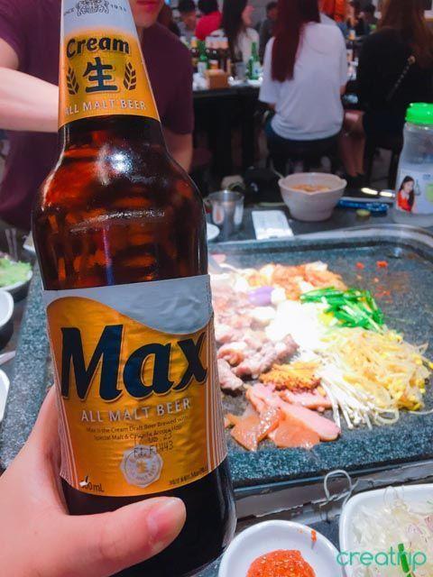 在燒烤店中享用 Max 生啤酒，啤酒搭配美味烤肉