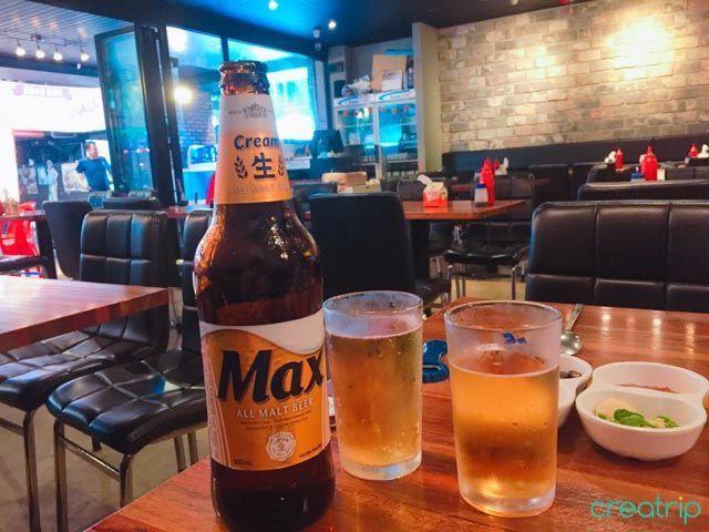 Max 生啤酒放在餐桌上，旁邊有幾杯啤酒，準備開始派對