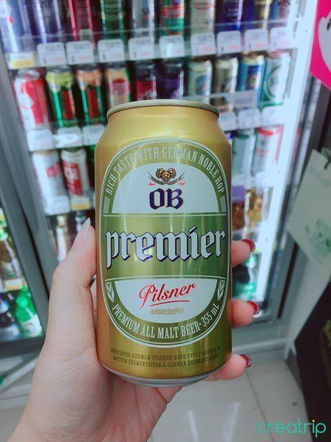 OB Premier Pilsner 啤酒在便利店的展示，金色罐身的優雅啤酒