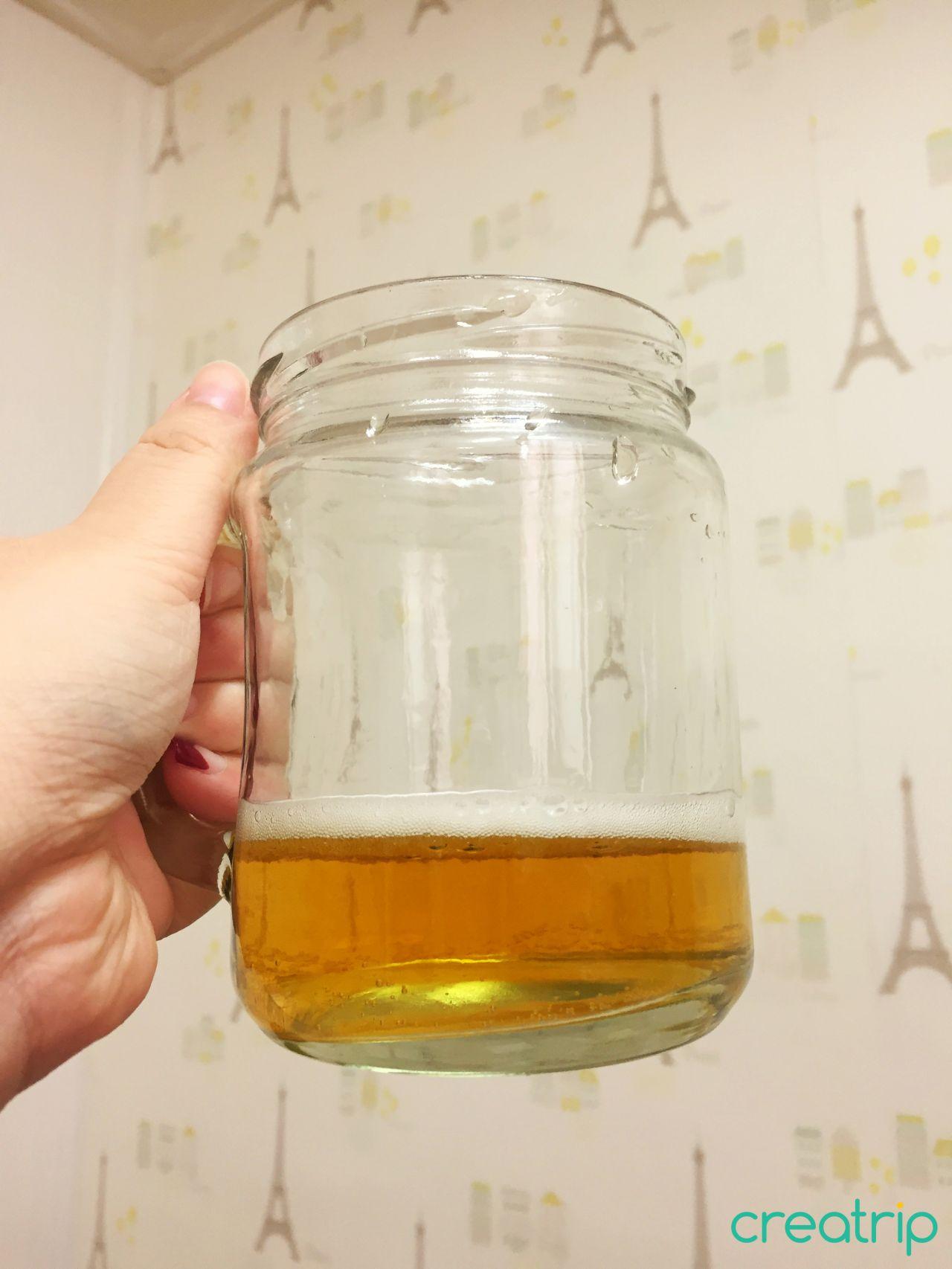 OB Premier Pilsner 啤酒倒入透明玻璃杯，顯示其豐富的琥珀色