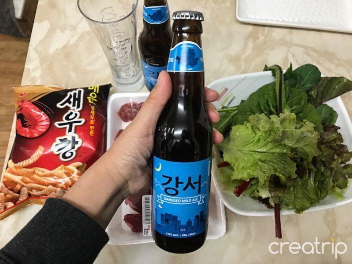 大蒜和蔬菜配韓國江西啤酒，典型的韓國家常啤酒搭配