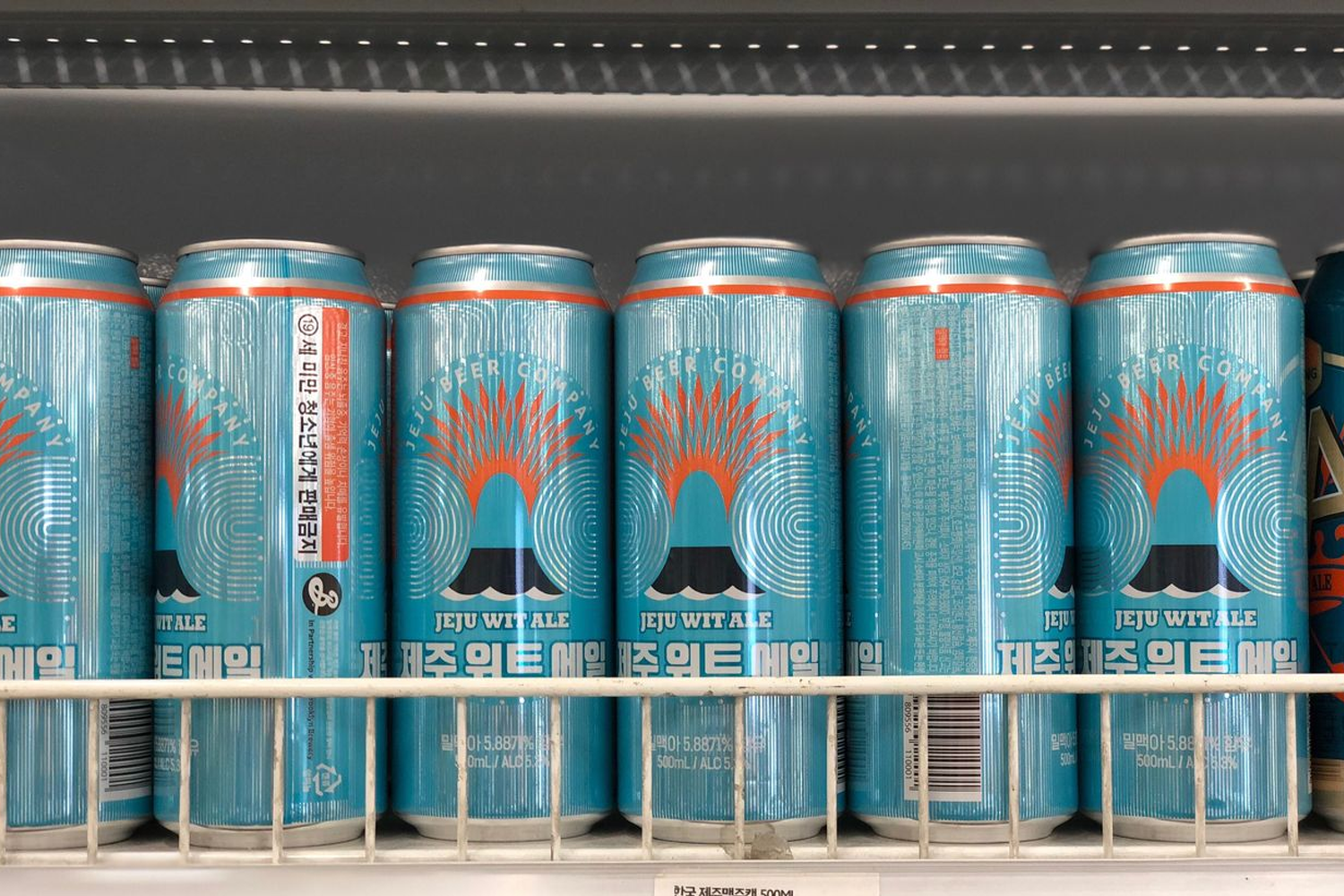 濟州 WITALE 啤酒，鐵罐上印有濟州火山，全麥風味喚起海島的活力