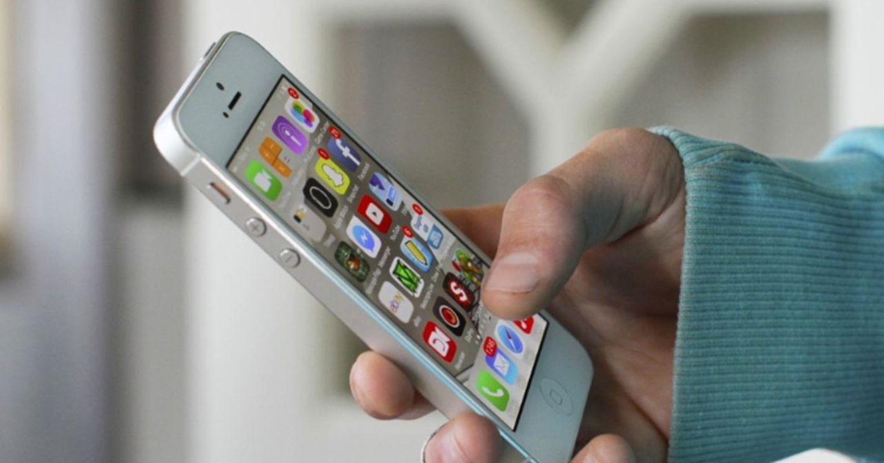 圖片展示一隻使用智能手機的手，屏幕上顯示多個應用程序圖標，背景模糊。這樣的畫面強調科技在日常生活中的重要性，手機應用成為人們旅行、溝通、娛樂與工作的得力工具。適合用於介紹各種旅遊必備手機應用的文章。