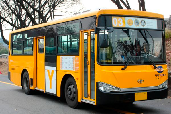 Yellow circulator bus for tourists, commonly seen in Seoul’s popular attractions like Myeongdong and Seoul Tower.